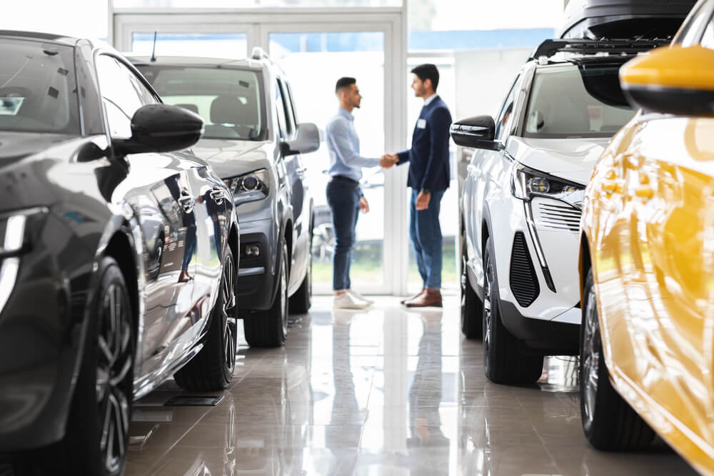 Samochód w firmie – leasing, kredyt czy zakup za gotówkę? Porównanie kosztów i podatków